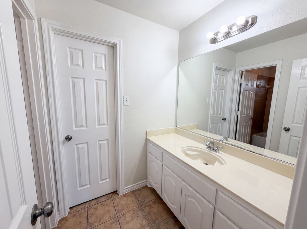 Photo 19 of 28 of 1126 Glencoe Dr, Glenn Heights, TX