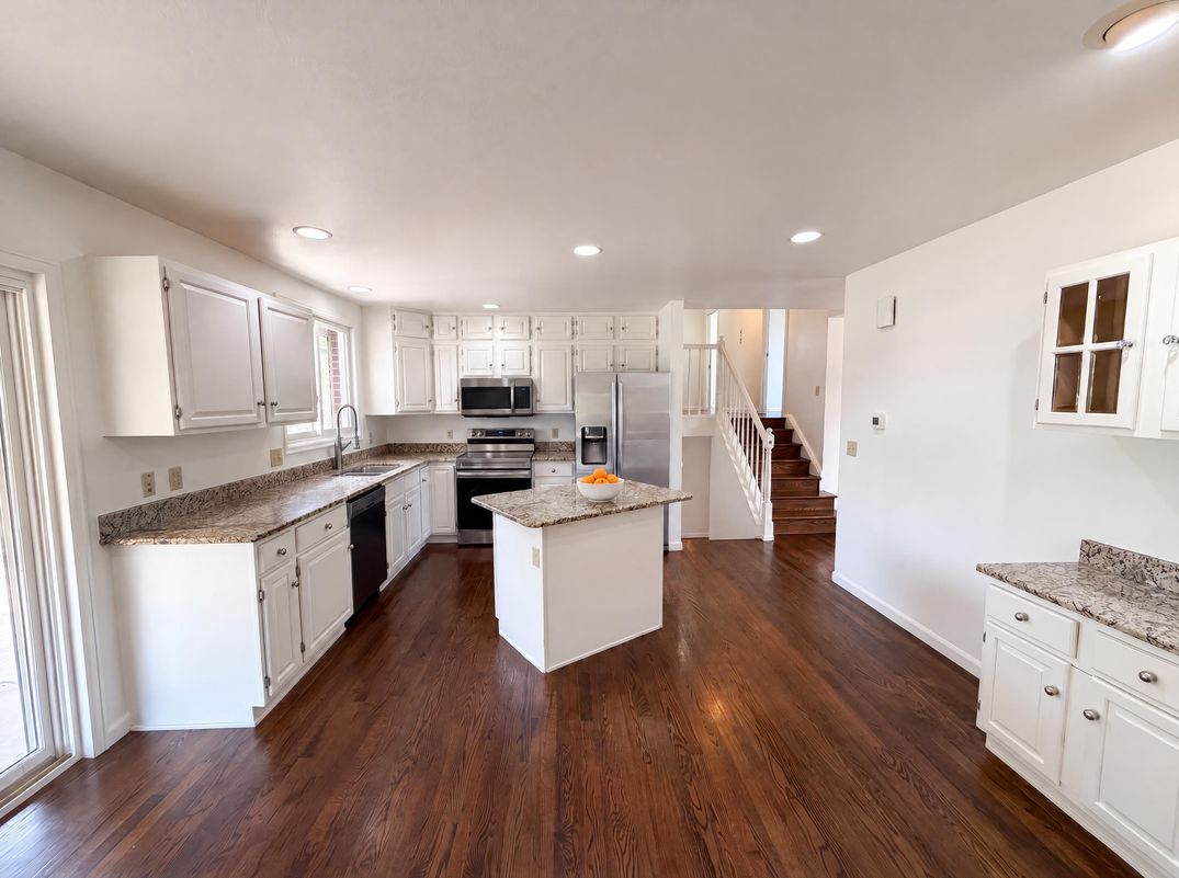 Property photo 2 of 885 W 7th Avenue Dr