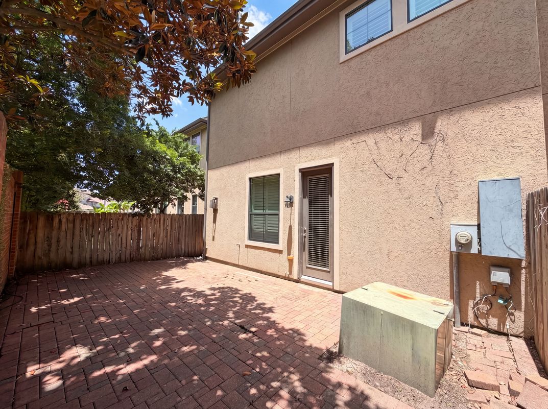 Photo 5 of 21 of 2942 Royal Oaks Crst, Houston, TX