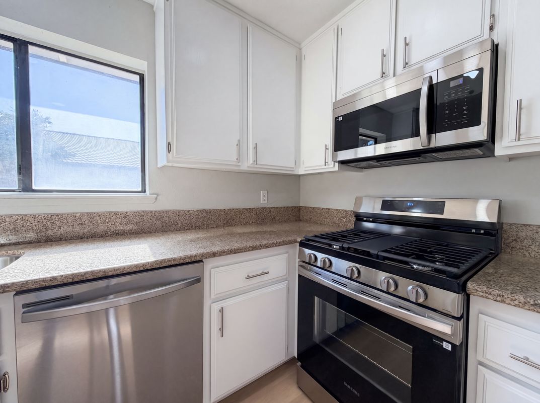 Photo 8 of 25 of 42355 Willeta Ave, Lancaster, CA