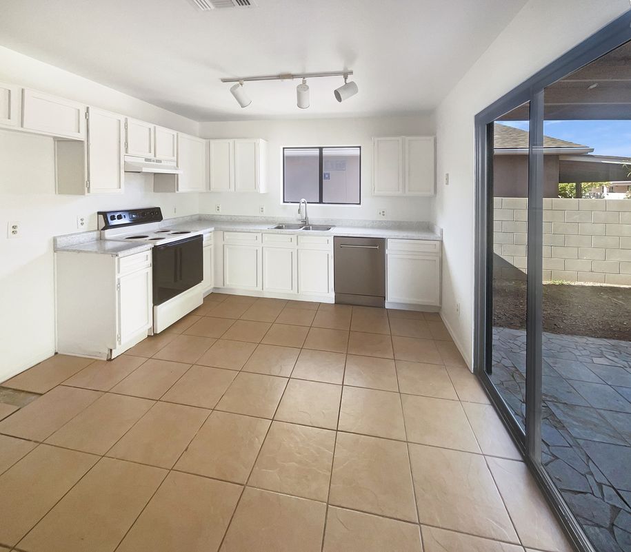 Property photo 2 of 1624 W Mulholland Ct