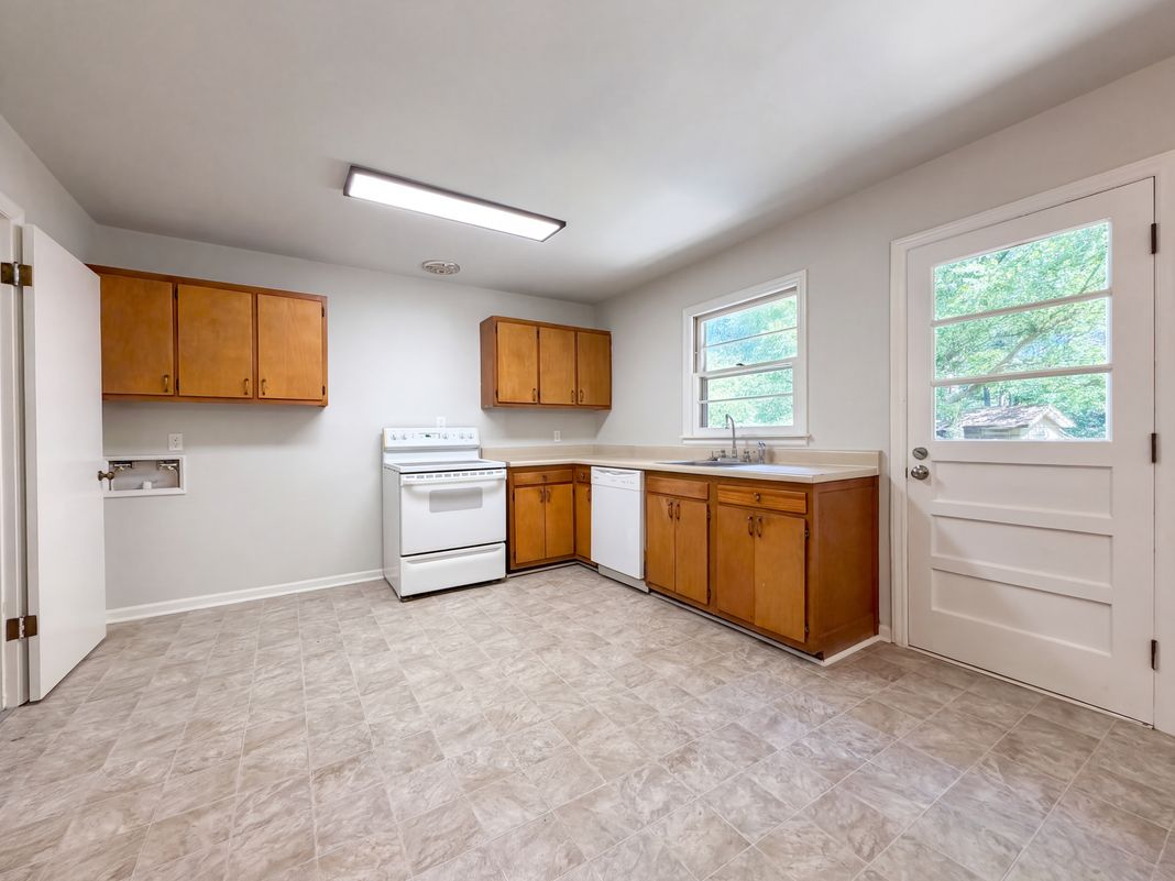 Property photo 2 of 3811 Woodside Rd