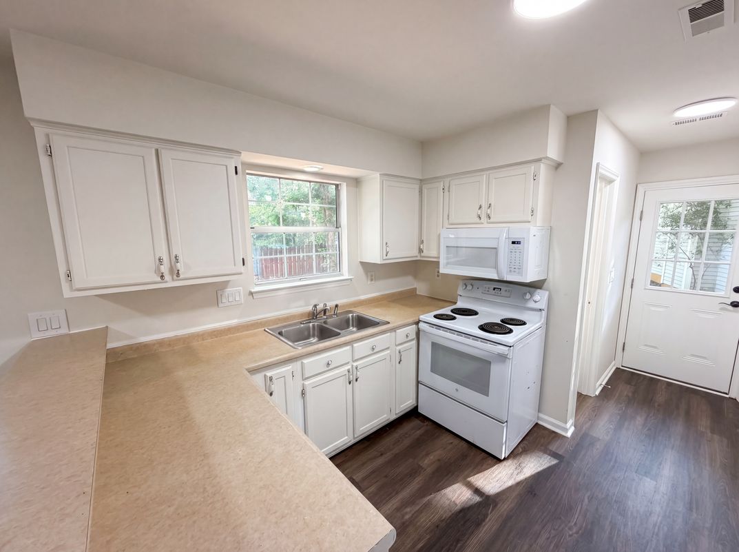 Property photo 2 of 4720 Topsail Ct