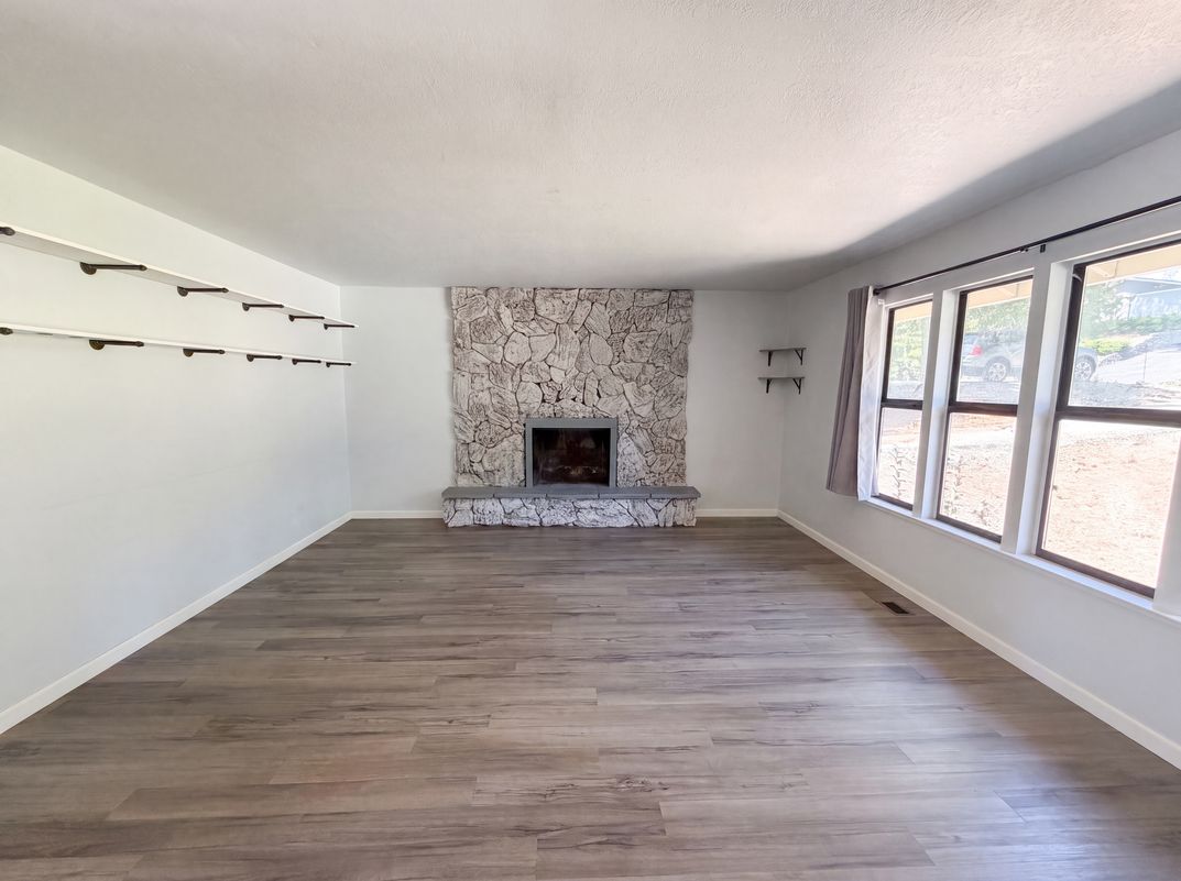 Property photo 3 of 23944 Oakmont Way