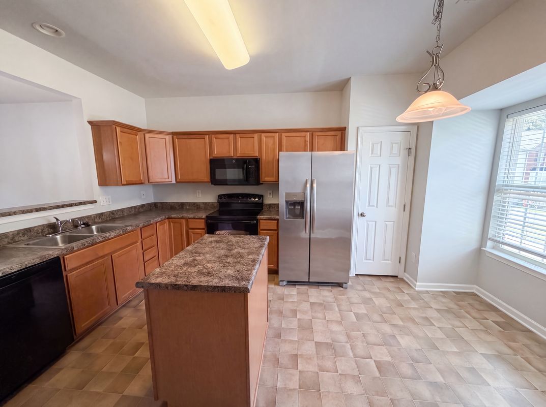 Property photo 2 of 104 Sylvan Oak Way