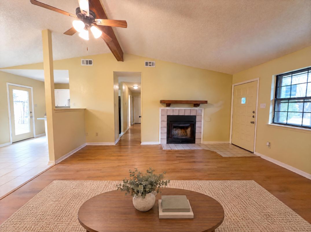 Property photo 3 of 908 Hackberry St