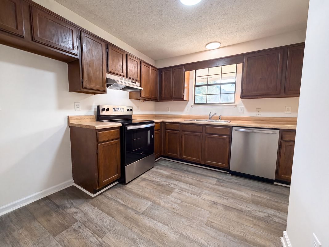 Property photo 2 of 3363 Lakeside Pl