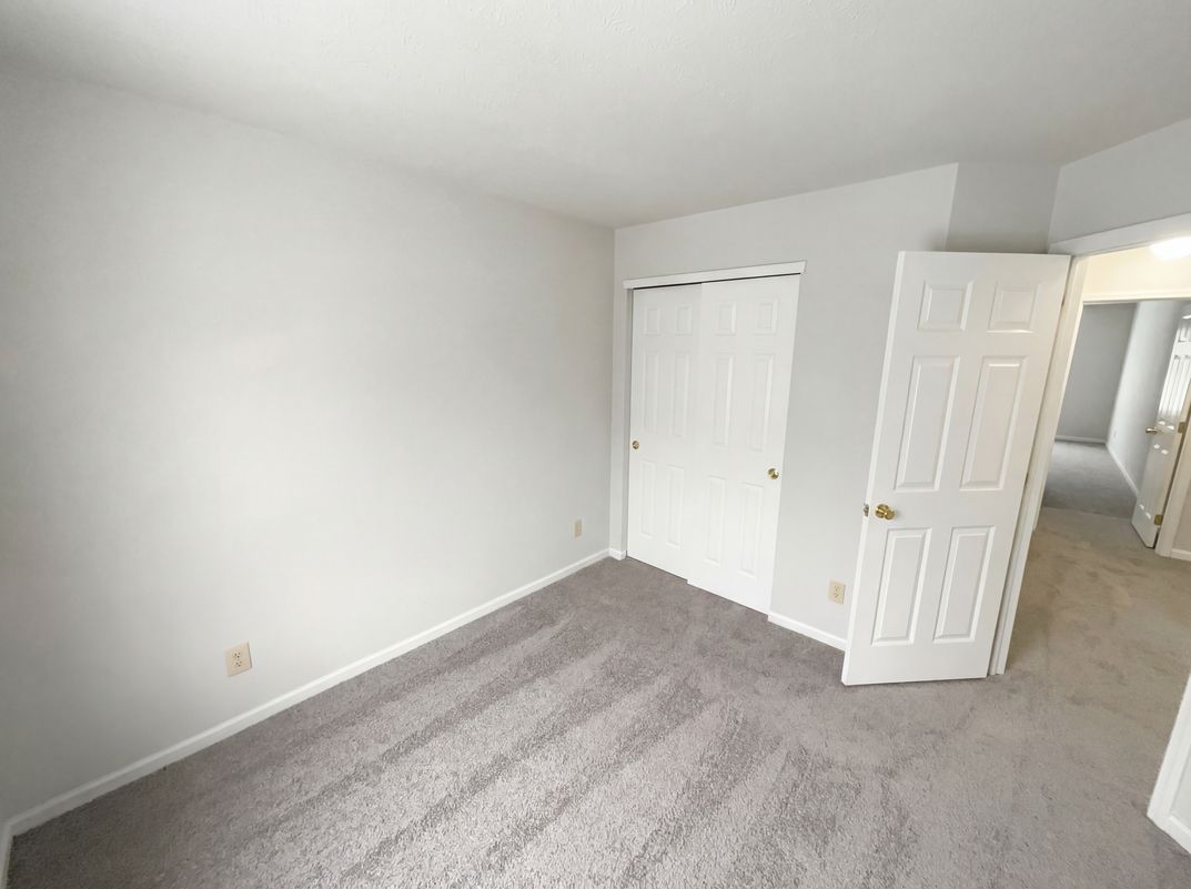 Photo 4 of 24 of 4925 Pembridge Dr, Indianapolis, IN