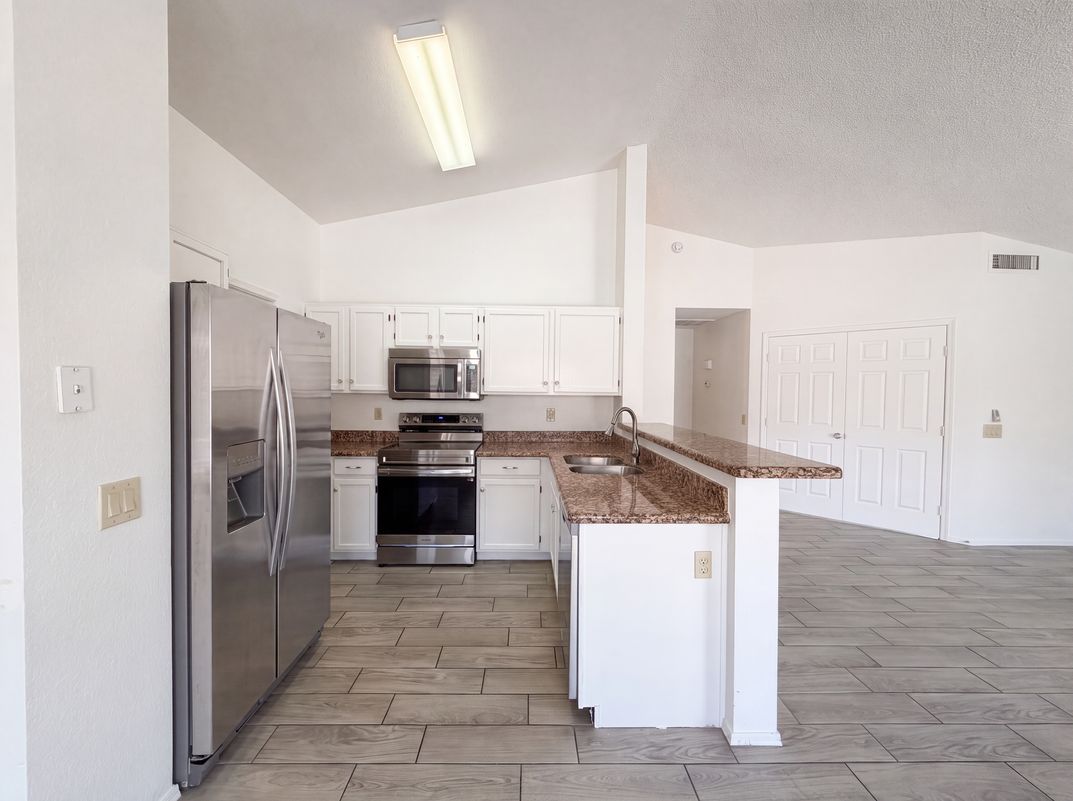 Property photo 2 of 1842 E Riviera Dr
