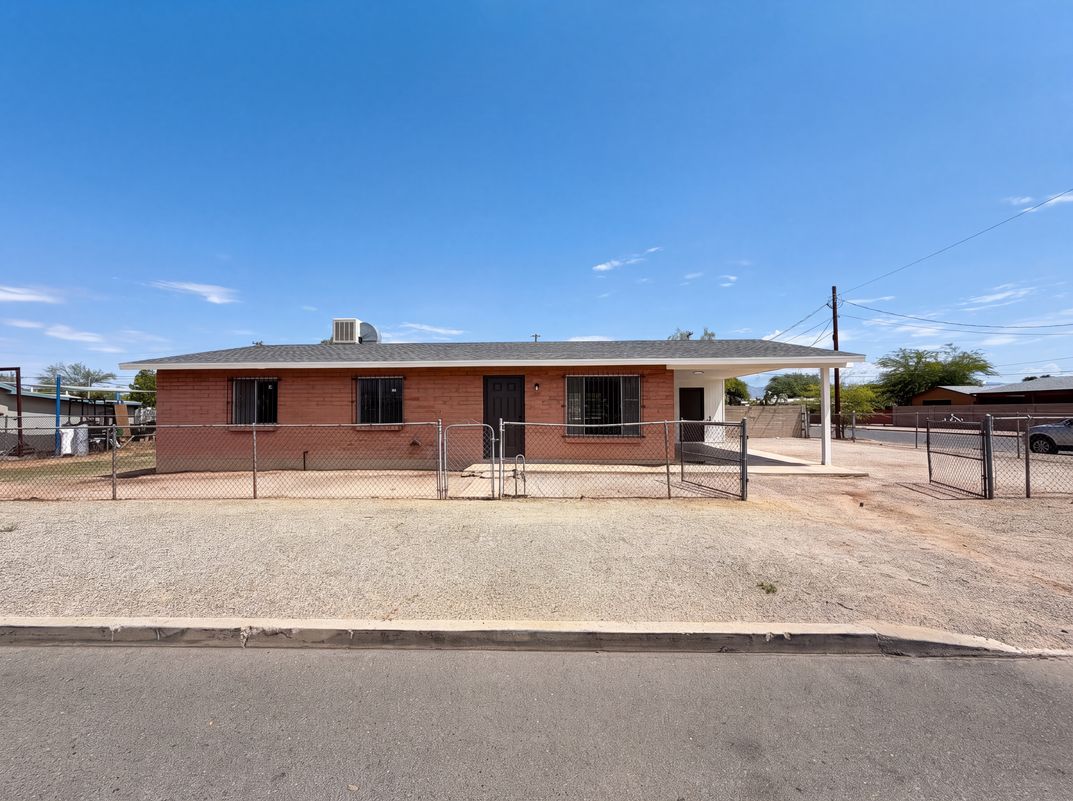 Property photo 1 of 402 W District St