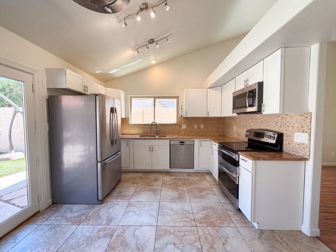 Property photo 3 of 3906 E Amberwood Dr