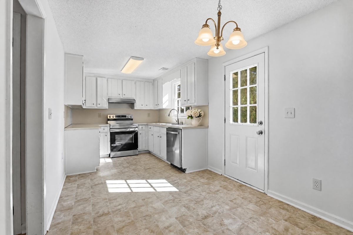 Property photo 2 of 4400 Hidden Meadow Cir