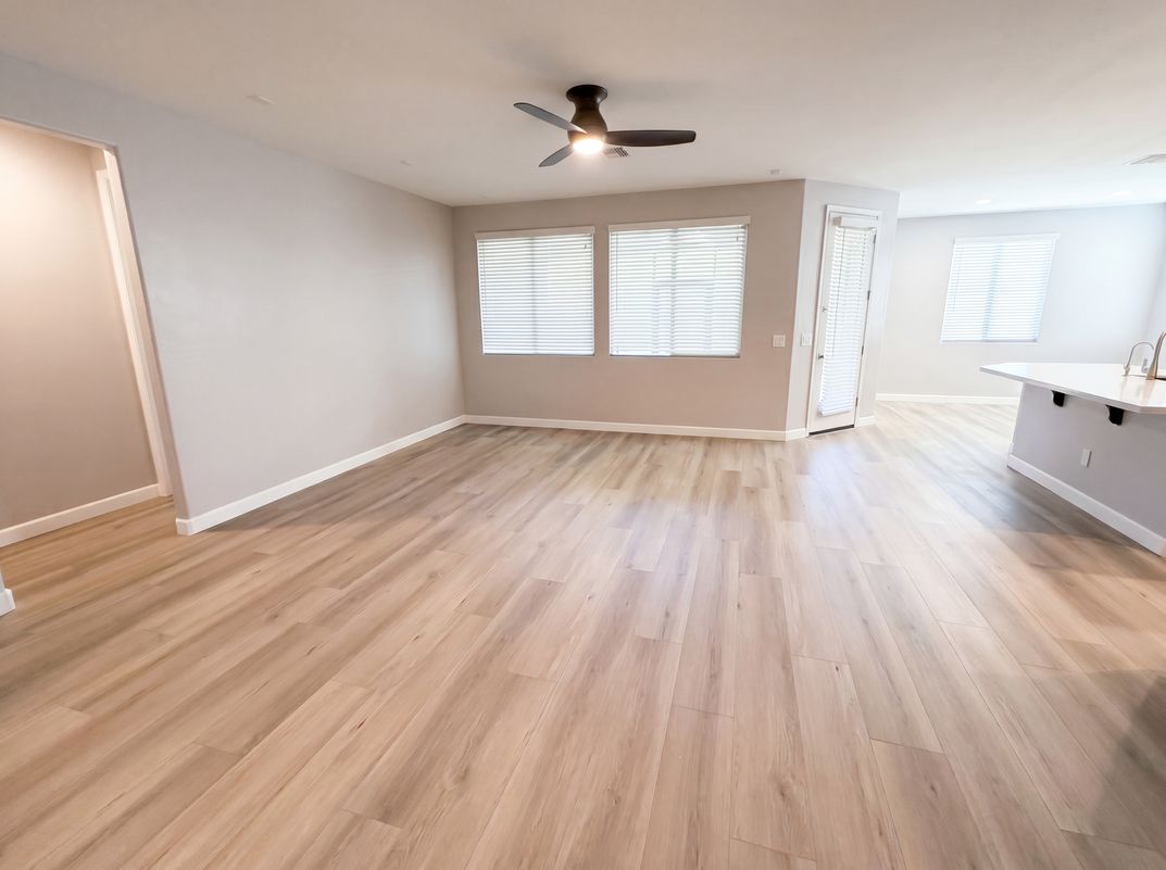 Property photo 3 of 18840 W Mercer Ln