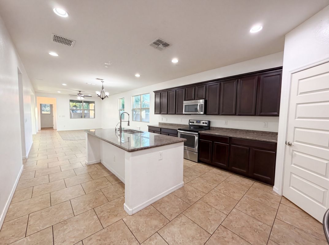 Photo 2 of 23 of 112 E Bernie Ln, Gilbert, AZ