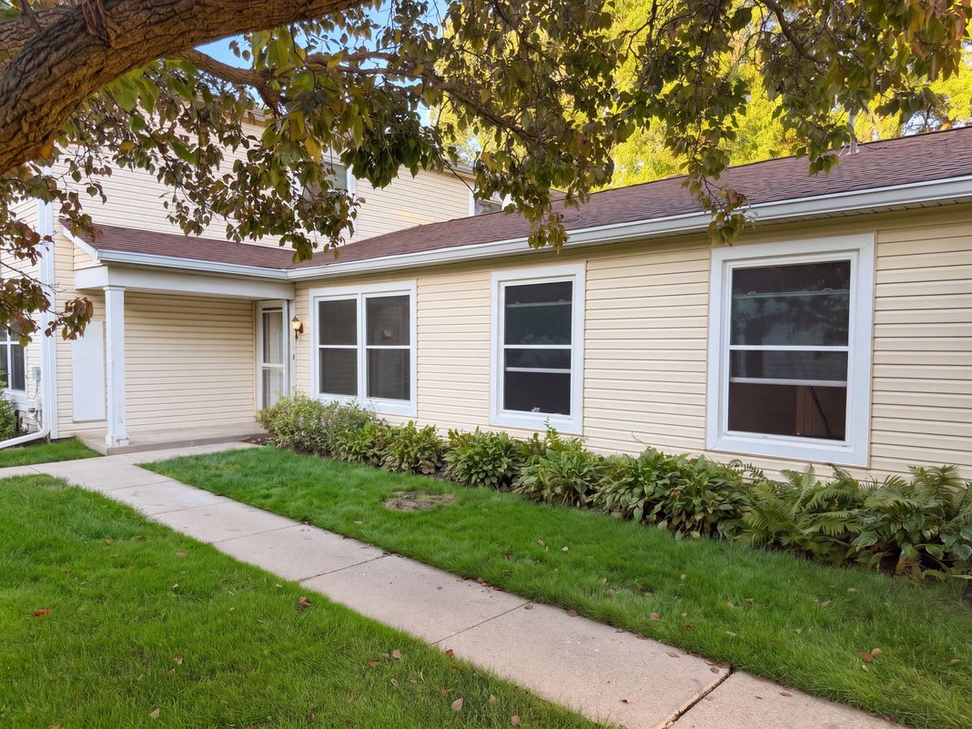 Property photo 1 of 1186 E Azalea Ln