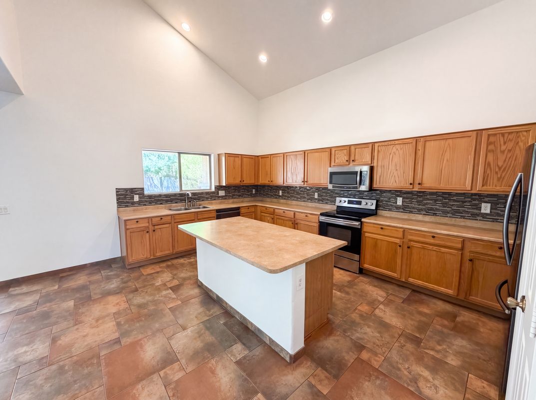 Property photo 2 of 7428 S 15th Dr