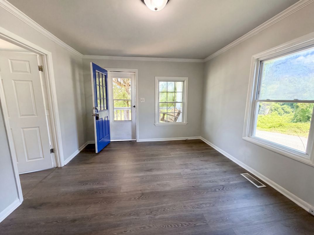 Property photo 3 of 123 E Farmview St