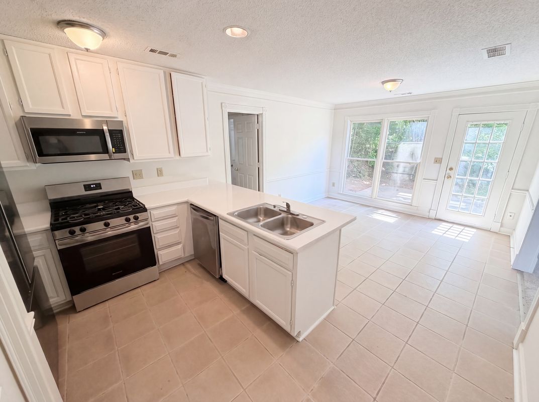 Property photo 2 of 1150 Magnolia Way SE