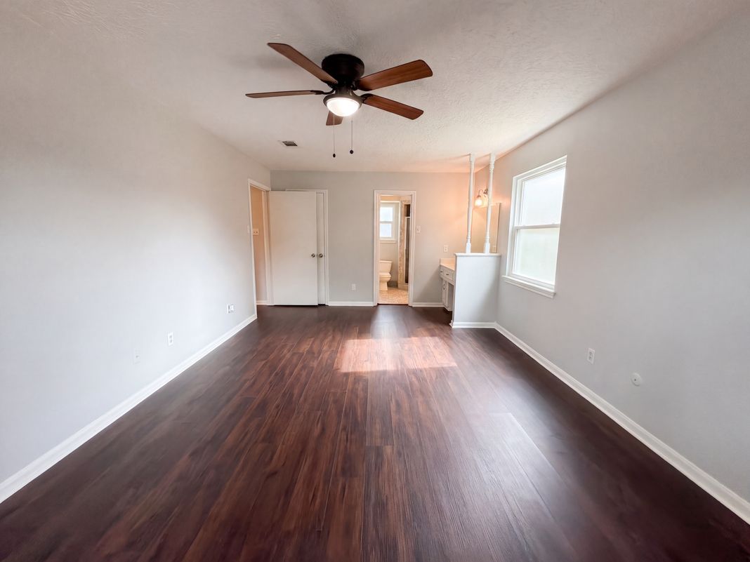 Property photo 3 of 16121 Lakeview Dr