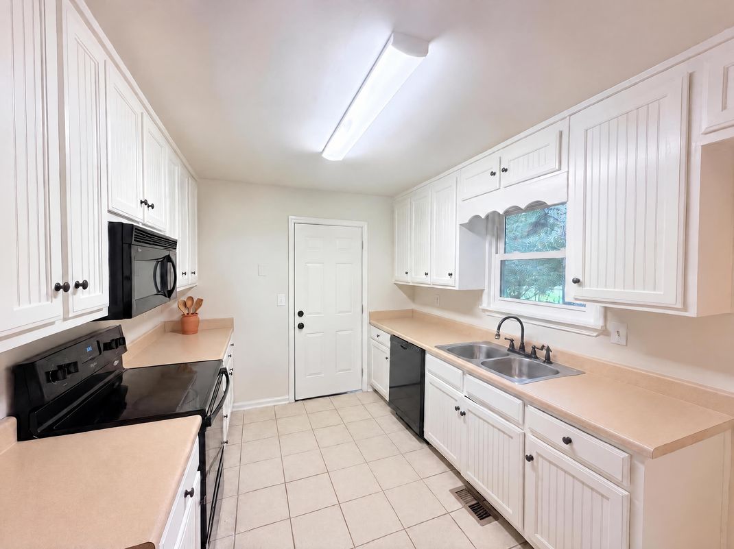 Property photo 2 of 1784 Deer Ct NW