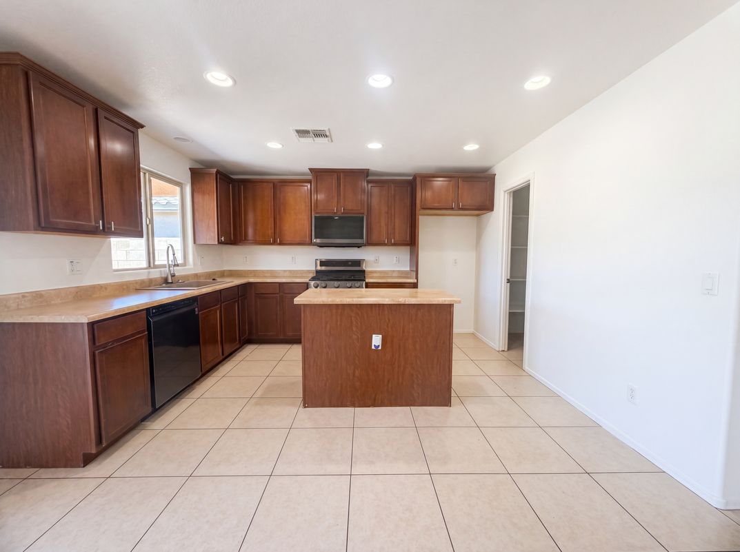 Property photo 2 of 1043 E Daniella Dr