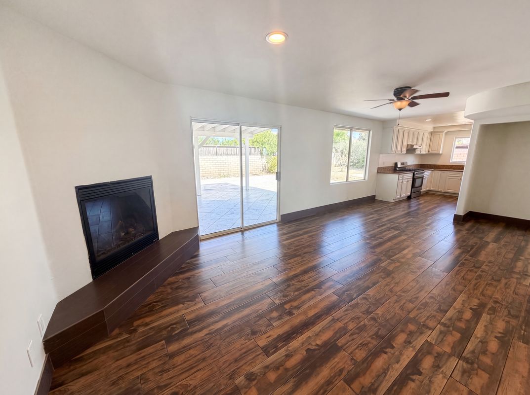 Property photo 3 of 922 W Craig St