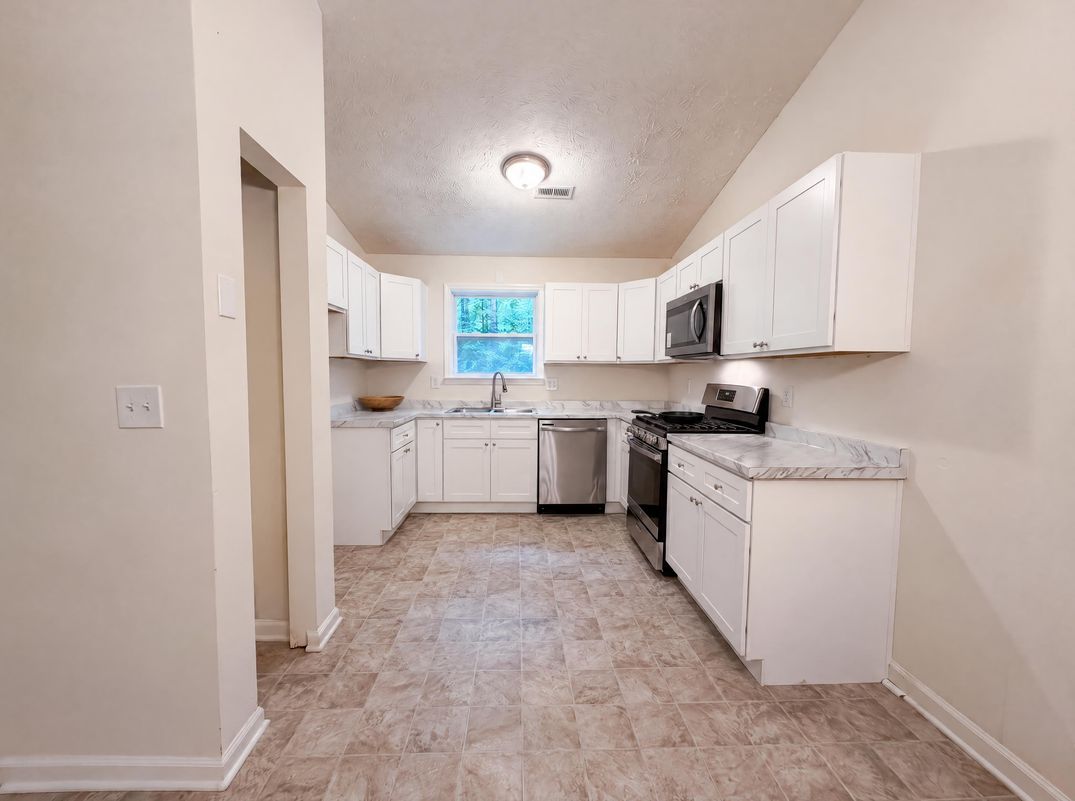 Property photo 2 of 670 Marsh Ct