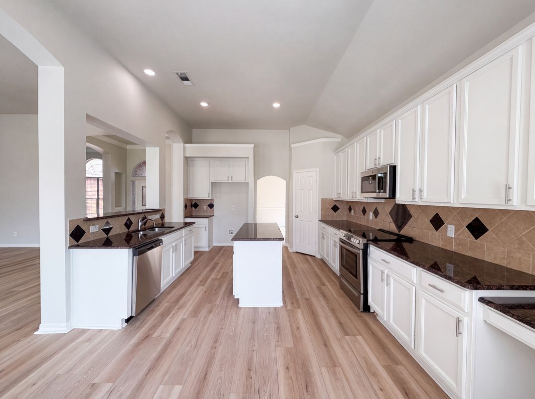 Property photo 2 of 1221 Old Oak Trl