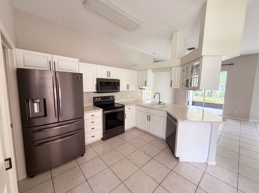 Property photo 2 of 400 46th Ct