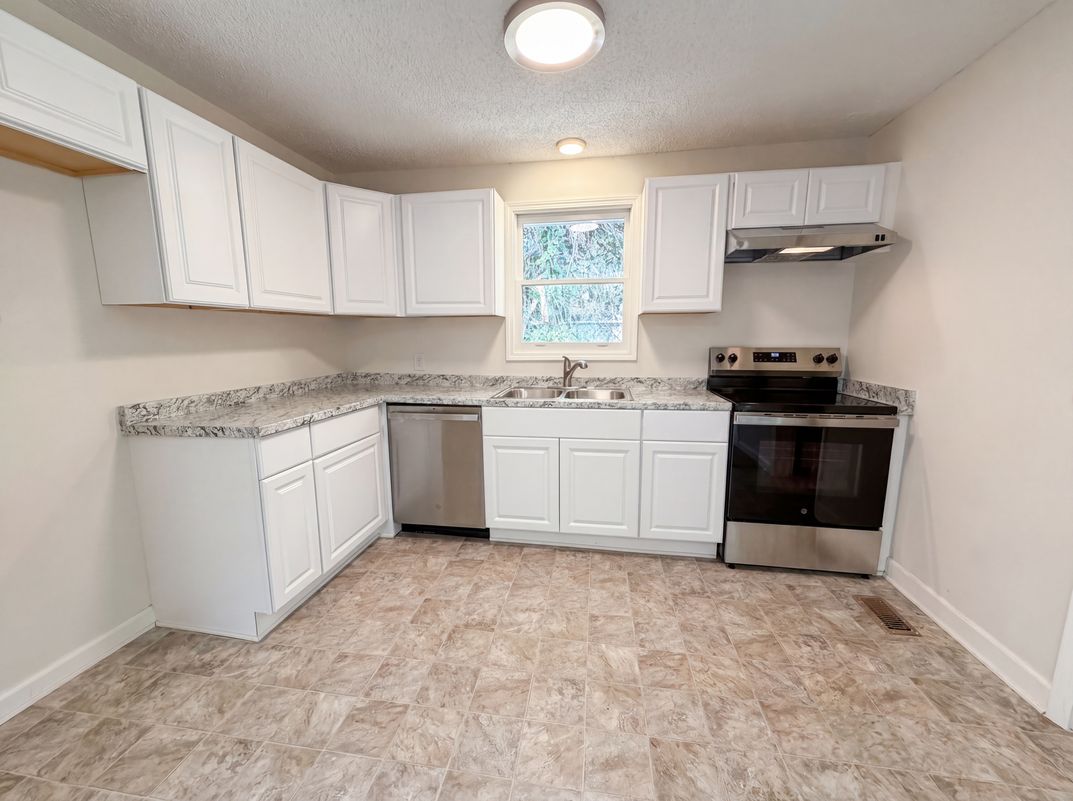 Property photo 2 of 2112 Axson St
