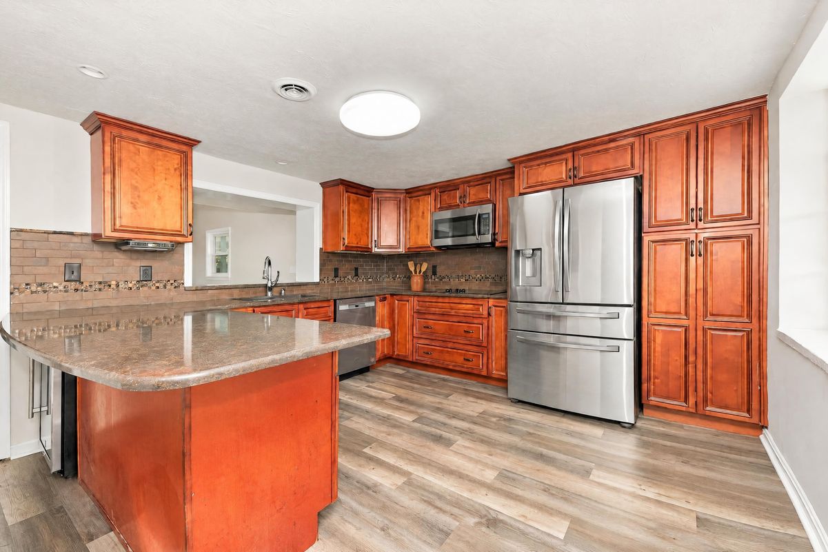 Property photo 2 of 1207 W Spring Valley Pike