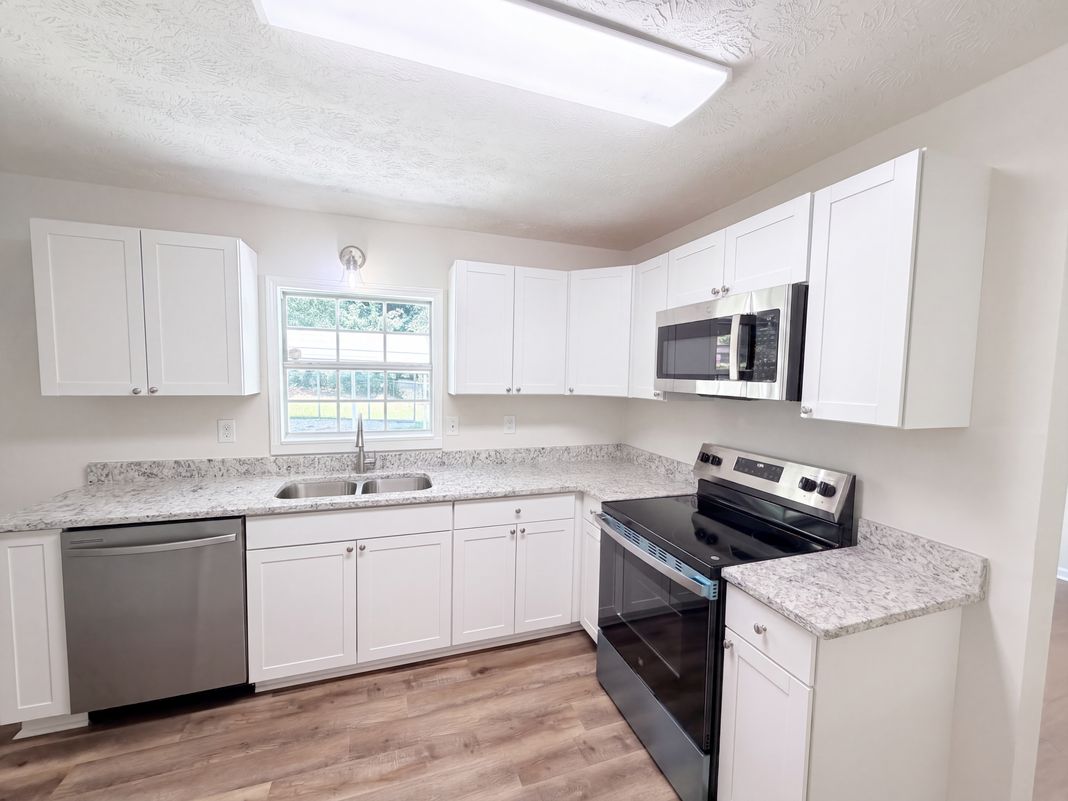 Property photo 2 of 467 Oak Way
