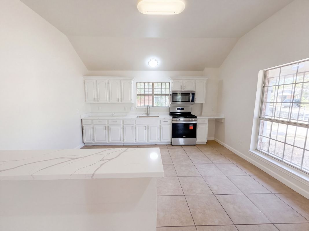 Property photo 2 of 1322 E Waco Ave