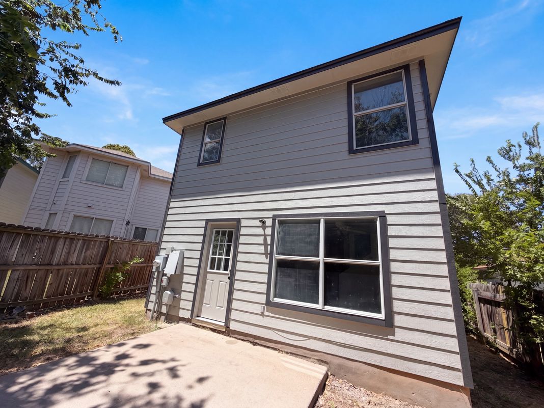 Property photo 3 of 1555 Parkfield Cir