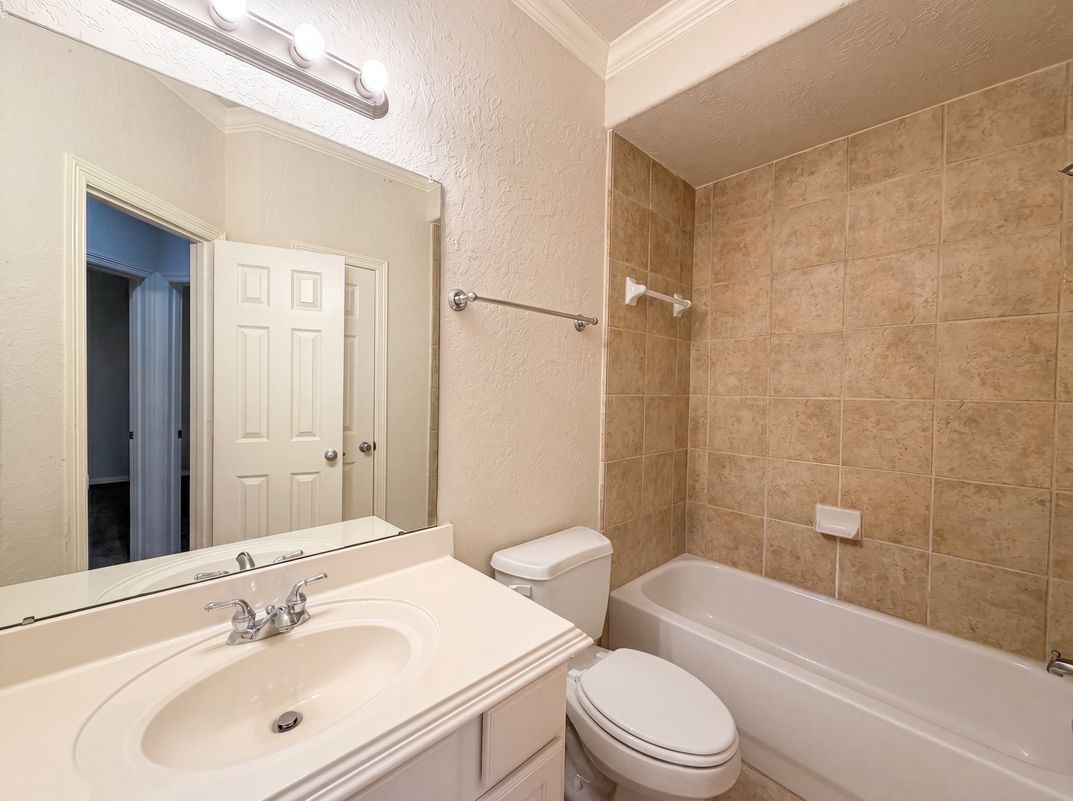 Photo 16 of 21 of 2942 Royal Oaks Crst, Houston, TX