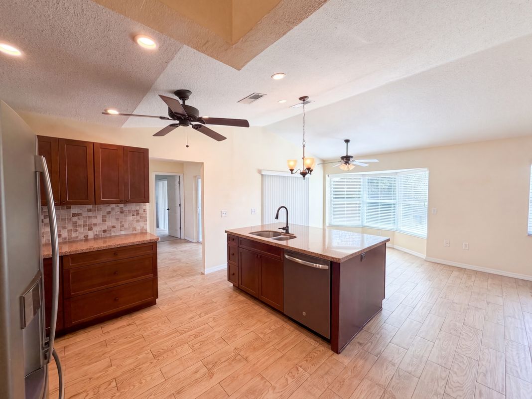 Property photo 2 of 4573 Bayridge Ct