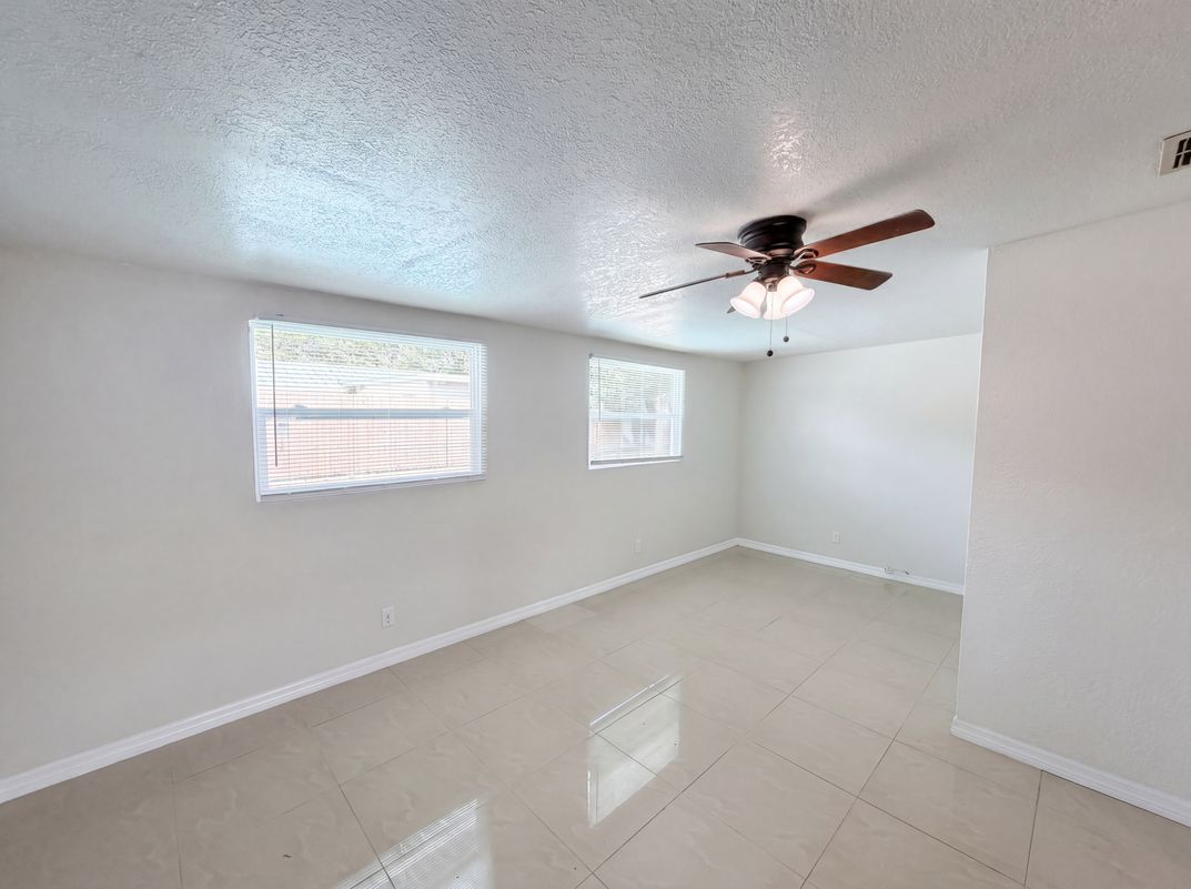 Photo 4 of 25 of 15525 Bedford Cir E, Clearwater, FL