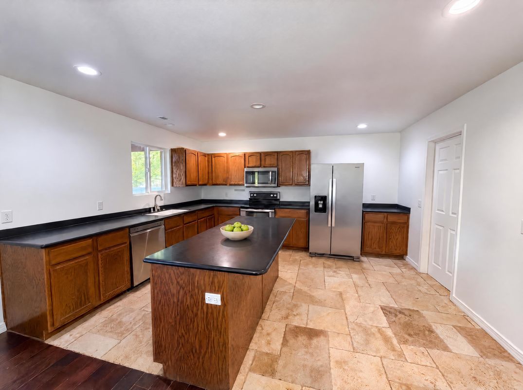 Property photo 2 of 866 S 1580 W