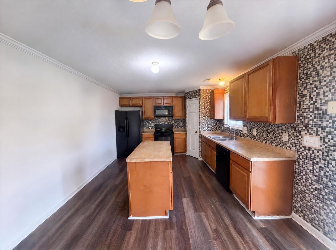 Property photo 2 of 3 Elsworth Ct