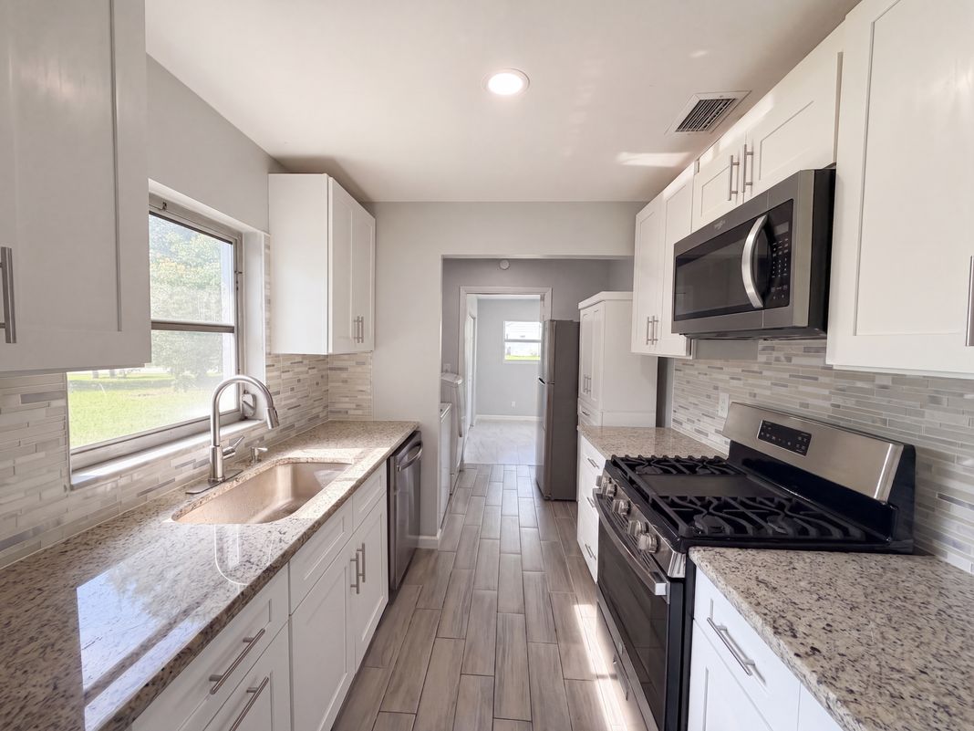 Property photo 2 of 2096 W Atmore Cir