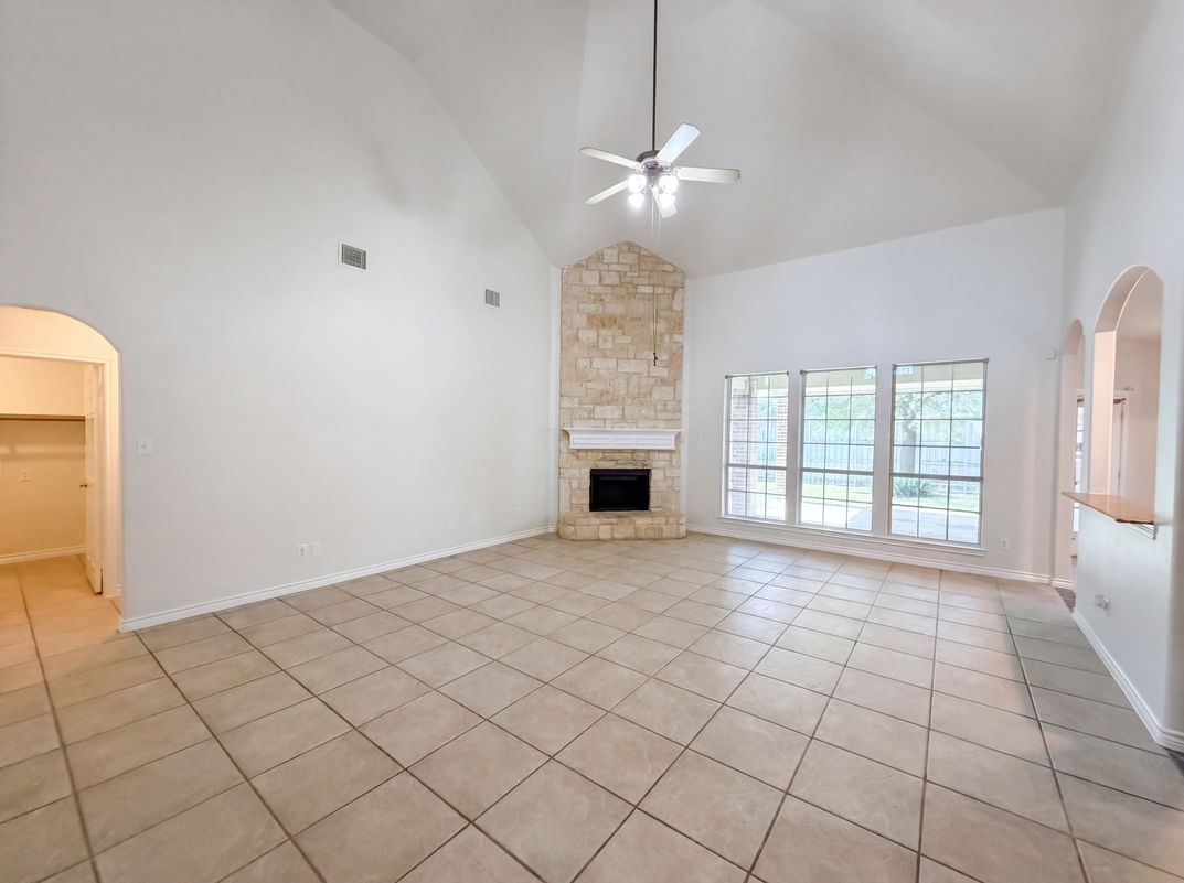 Photo 3 of 28 of 1126 Glencoe Dr, Glenn Heights, TX