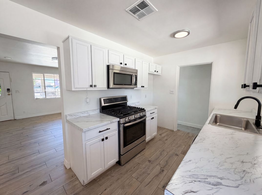 Property photo 2 of 4505 W Clarendon Ave