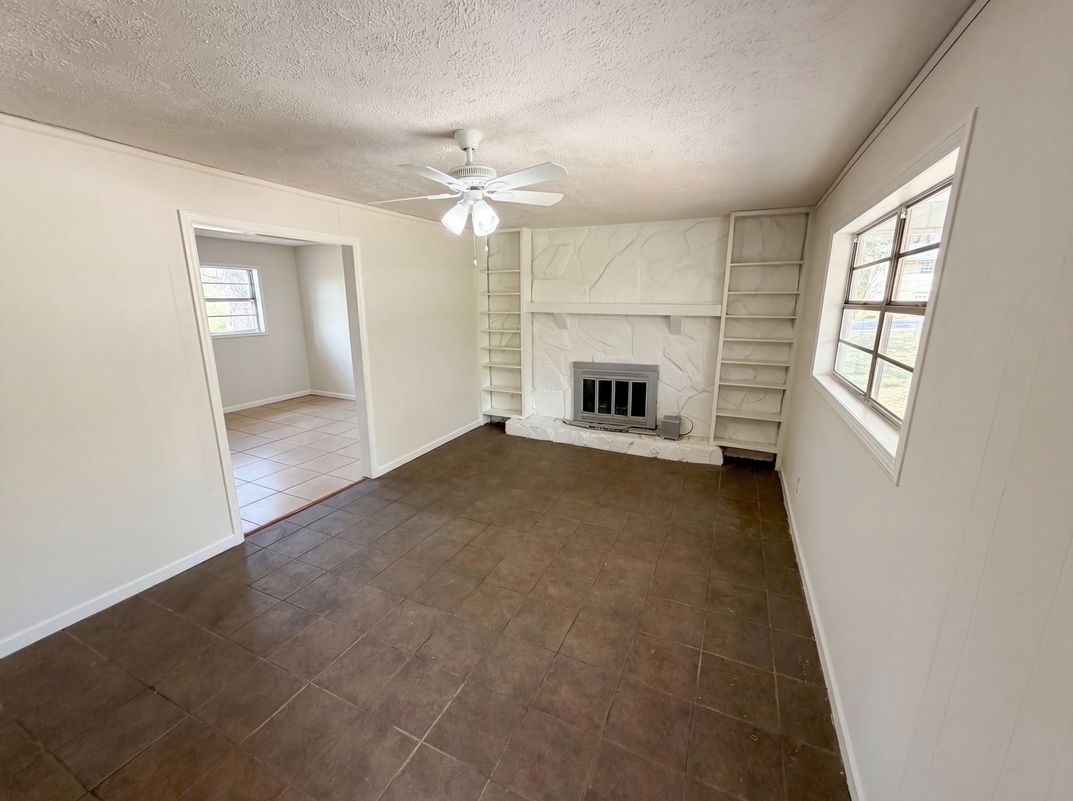 Property photo 3 of 2405 Eric Ln