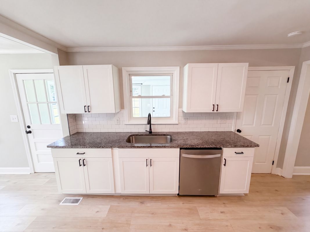 Photo 7 of 23 of 8519 Denbur Dr, Charlotte, NC