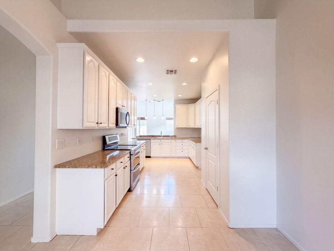 Property photo 2 of 42528 W Somerset Dr