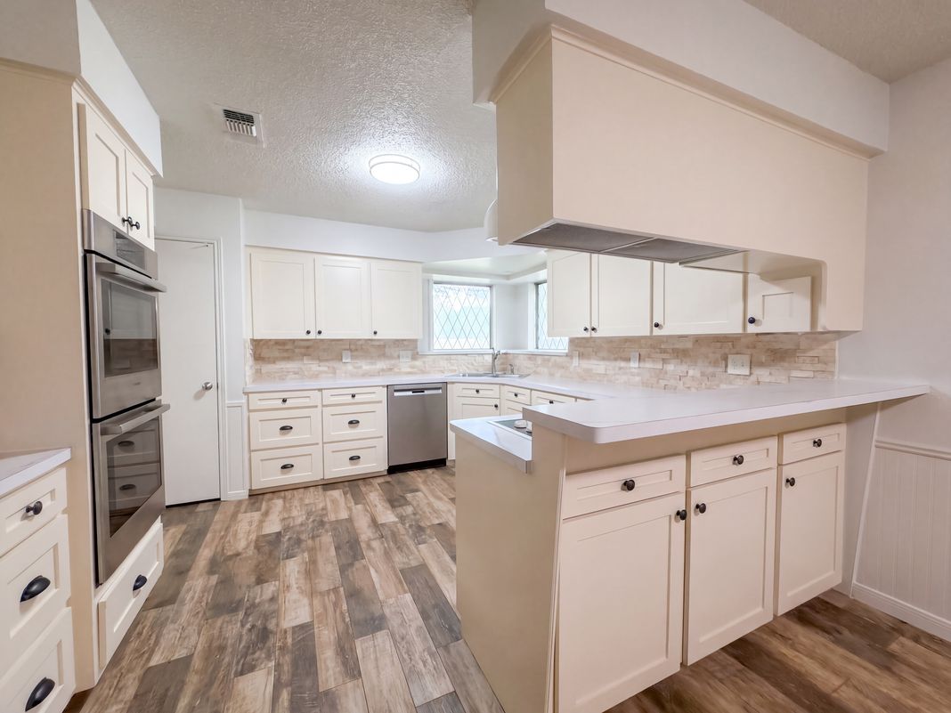 Property photo 2 of 4042 Greenbriar Dr