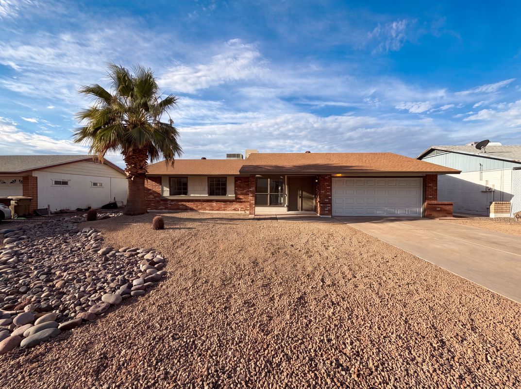Property photo 1 of 10501 W Loma Ln