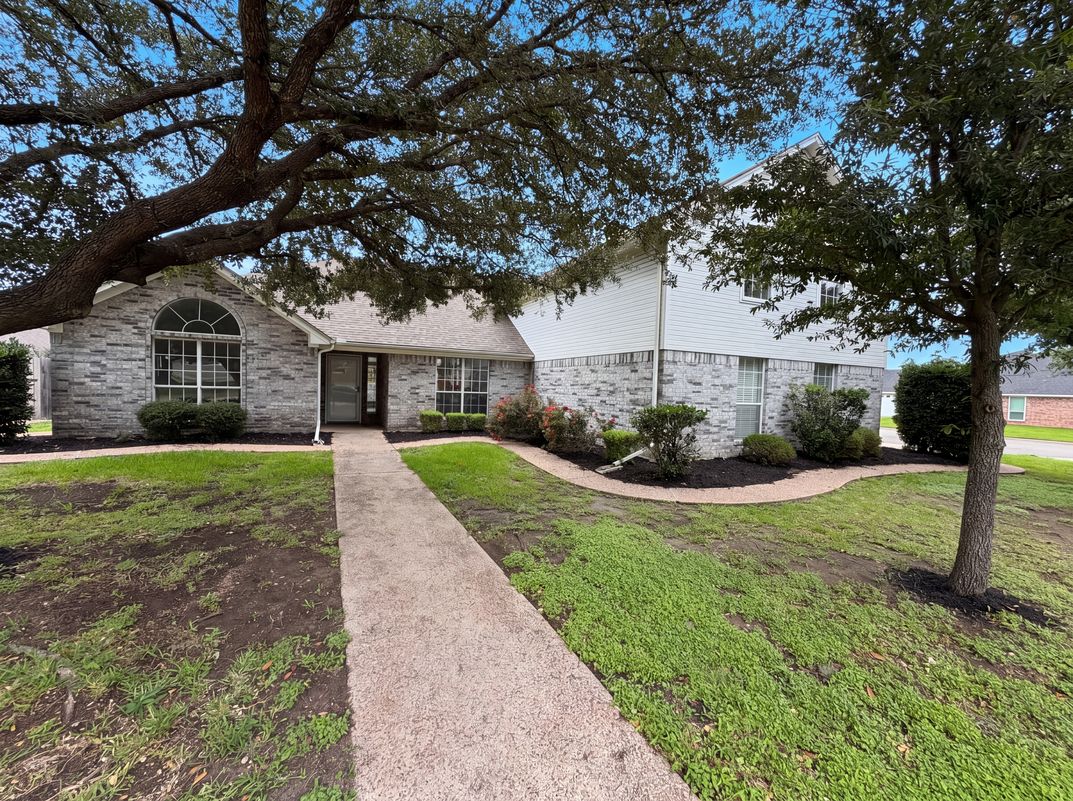 Property photo 1 of 1226 Oakmanor Cir
