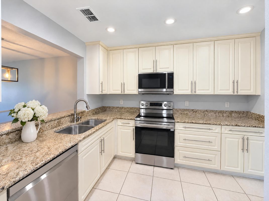 Property photo 2 of 638 Maple Oak Cir Unit 112