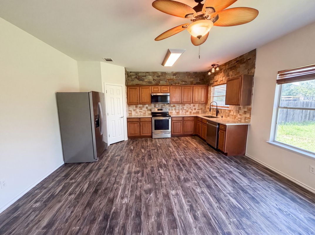 Property photo 2 of 206 Almquist St